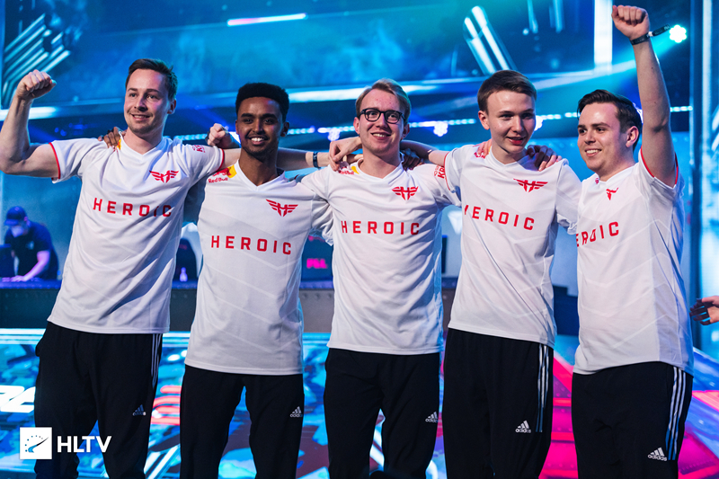 着无数目光 着无数目光